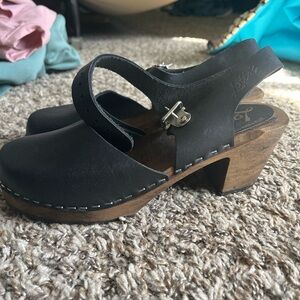 Lottas Black Leather Clogs